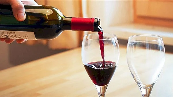 لماذا يصاب البعض بالصداع بعد احتسائهم النبيذ الأحمر؟