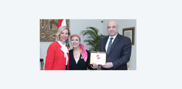 الرئيس اللبناني يكرم إعلامية بارزة لم تتخل عن مقاومتها المريرة مع مرض السرطان