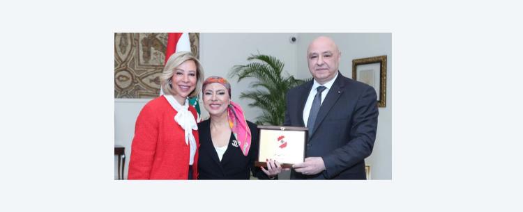 الرئيس اللبناني يكرم إعلامية بارزة لم تتخل عن مقاومتها المريرة مع مرض السرطان