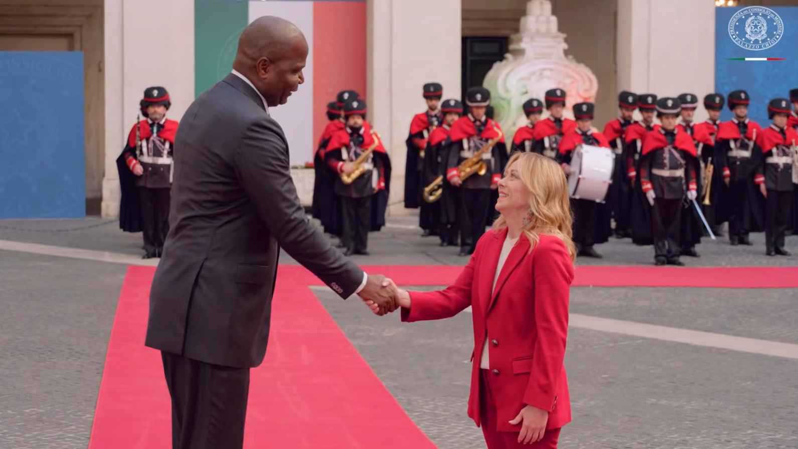 فارق الطول.. نظرة اندهاش من ميلوني خلال مصافحتها لرئيس موزمبيق 