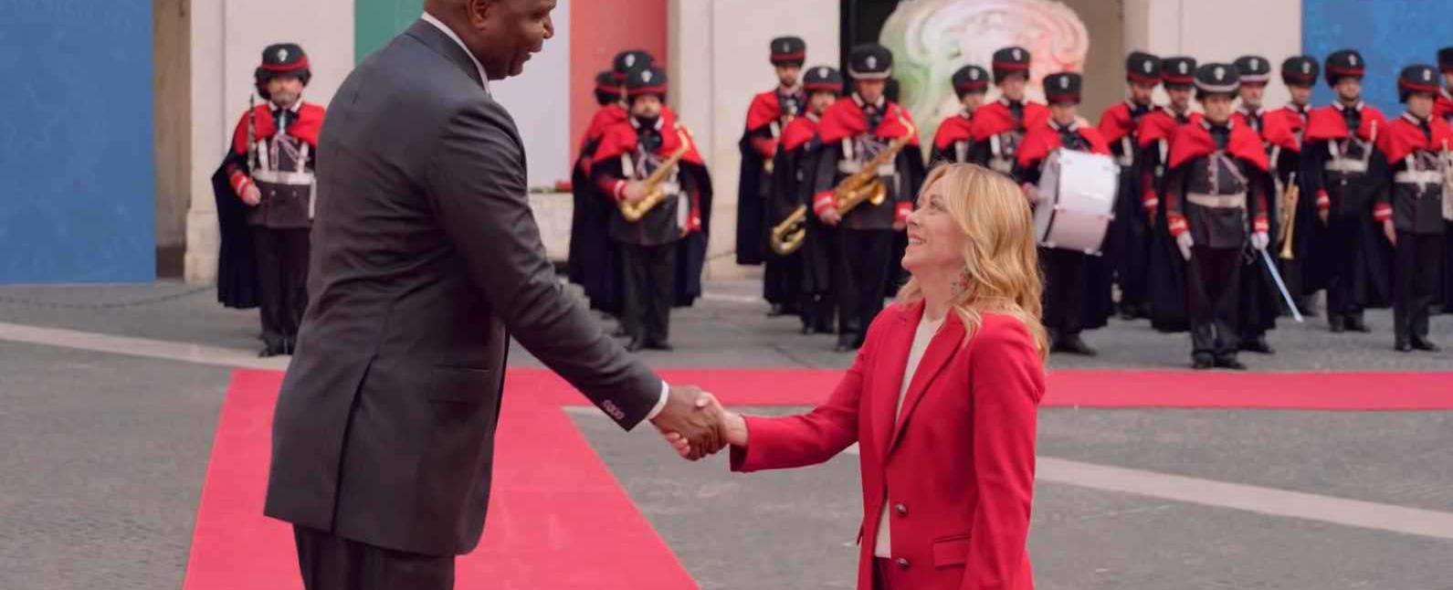 فارق الطول.. نظرة اندهاش من ميلوني خلال مصافحتها لرئيس موزمبيق