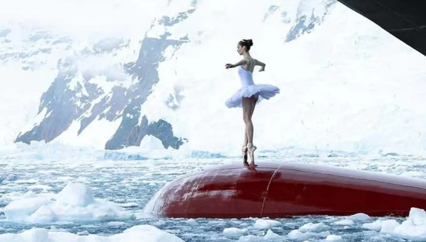 فيديو/ راقصة باليه فرنسية ترقص على قوس سفينة تبحر في القطب الجنوبي