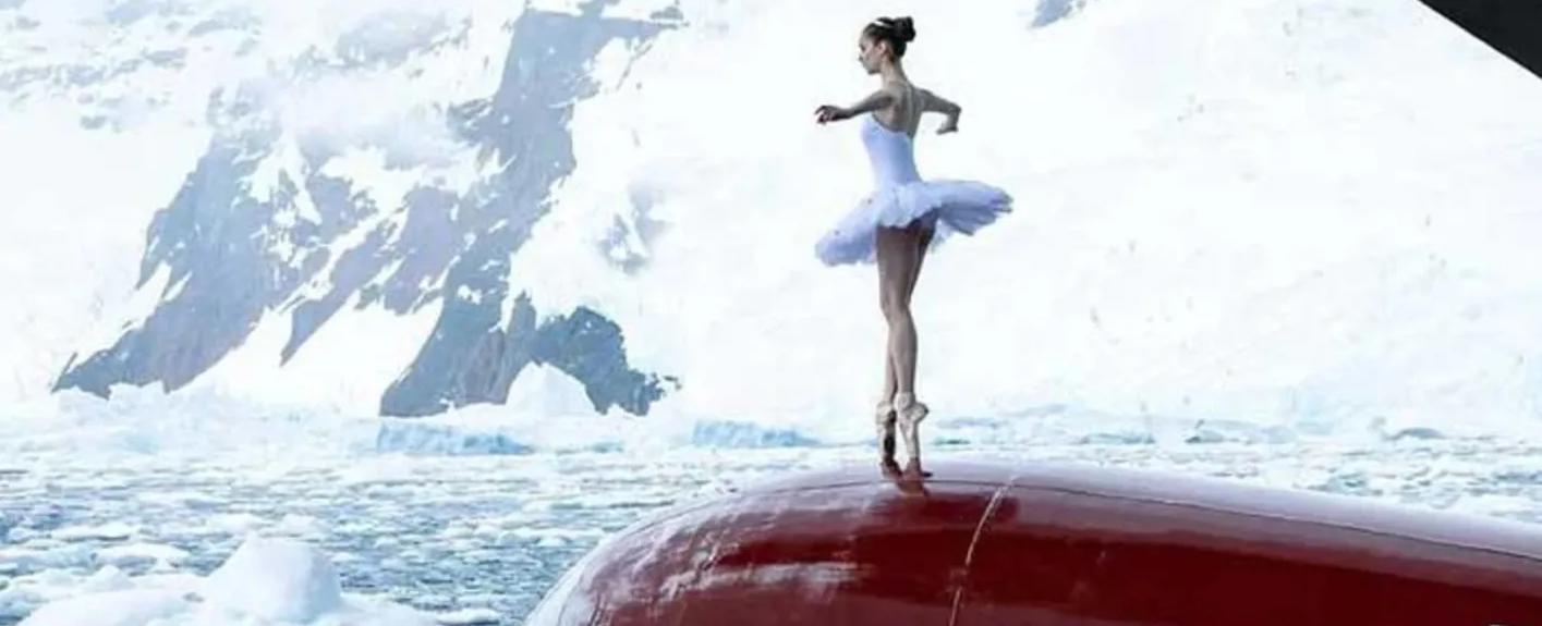 فيديو/ راقصة باليه فرنسية ترقص على قوس سفينة تبحر في القطب الجنوبي