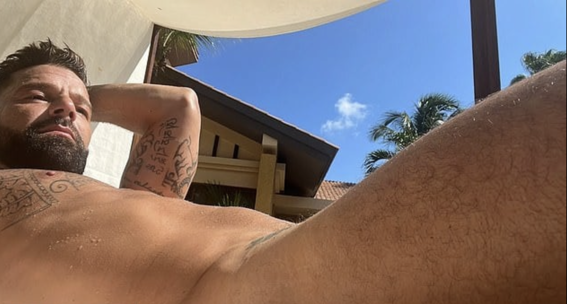 بعد انفصاله عن زوجه السوري.. ريكي مارتن يتشمّس عاريًا!