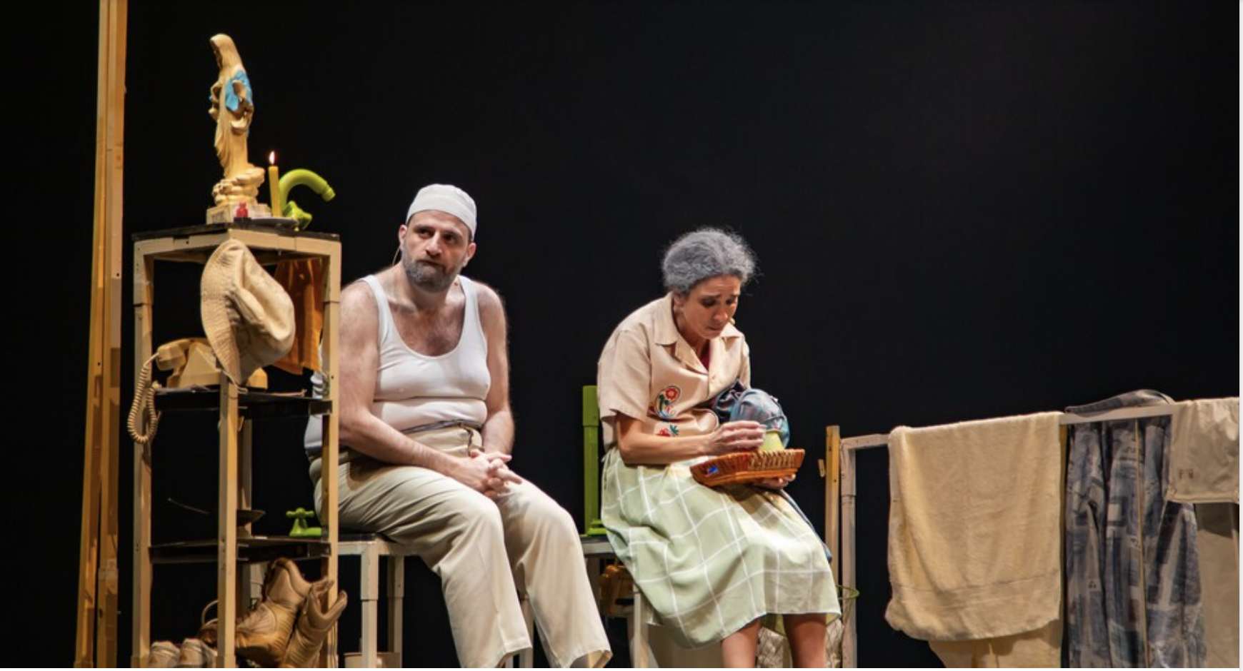 من باريس.. مسرحية "غمّض عين فتّح عين" تستعيد الحرب والحب والهجرة في عرض سينمائي الطابع