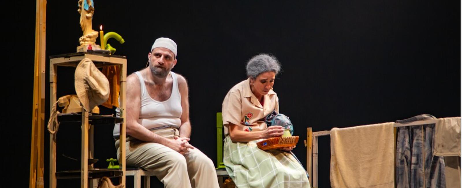 من باريس.. مسرحية "غمّض عين فتّح عين" تستعيد الحرب والحب والهجرة في عرض سينمائي الطابع