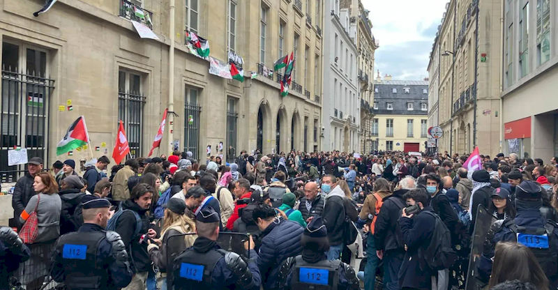 بين المتظاهرين  مع "حماس"في معهد العلوم السياسية نماذج يعاديها الإسلاميّون حتى القتل!