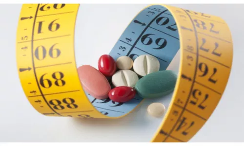 تشكل خطرًا على صحتهم العقلية والجسدية.. واحد من عشرة مراهقين يتناولون أدوية التنحيف