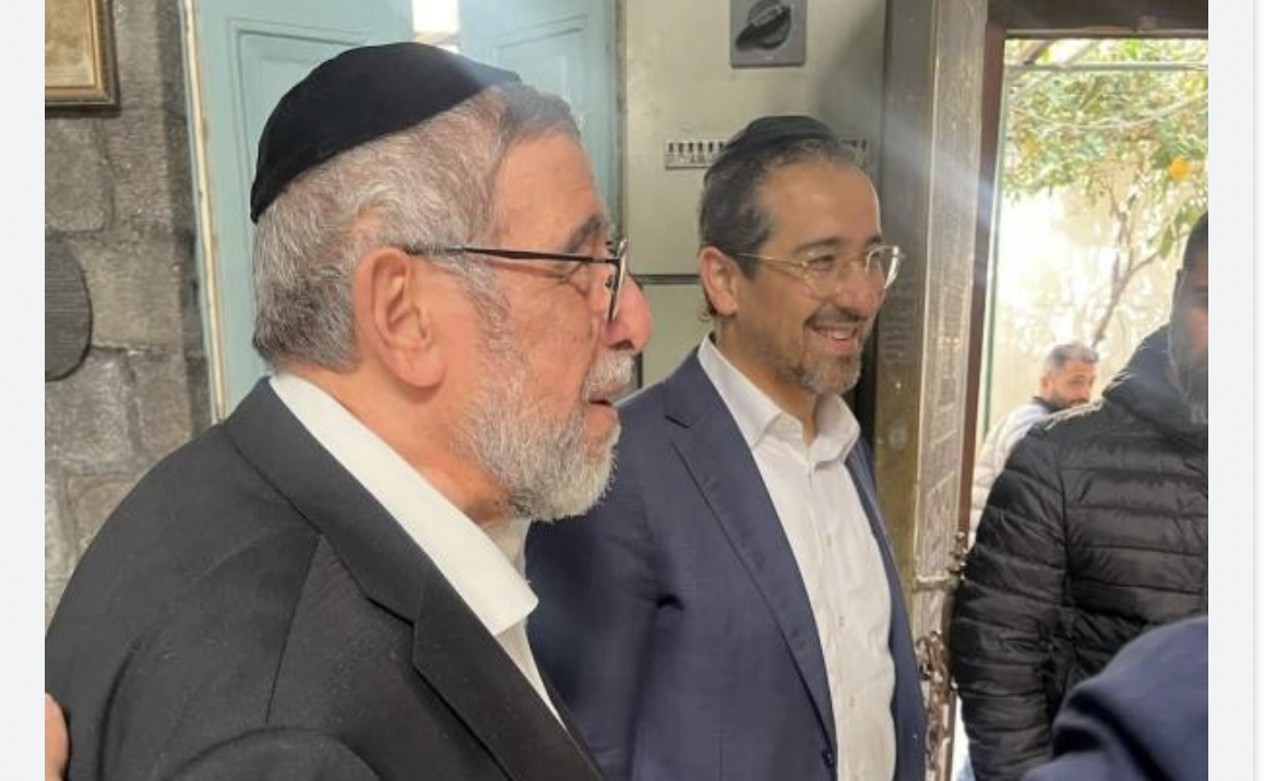 قرآ سفر التوراة في كنيس يهودي..  حاخام سوري وابنه يعودان إلى دمشق