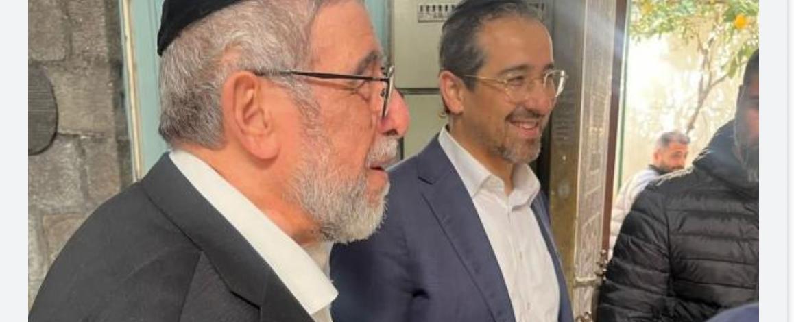 قرآ سفر التوراة في كنيس يهودي.. حاخام سوري وابنه يعودان إلى دمشق