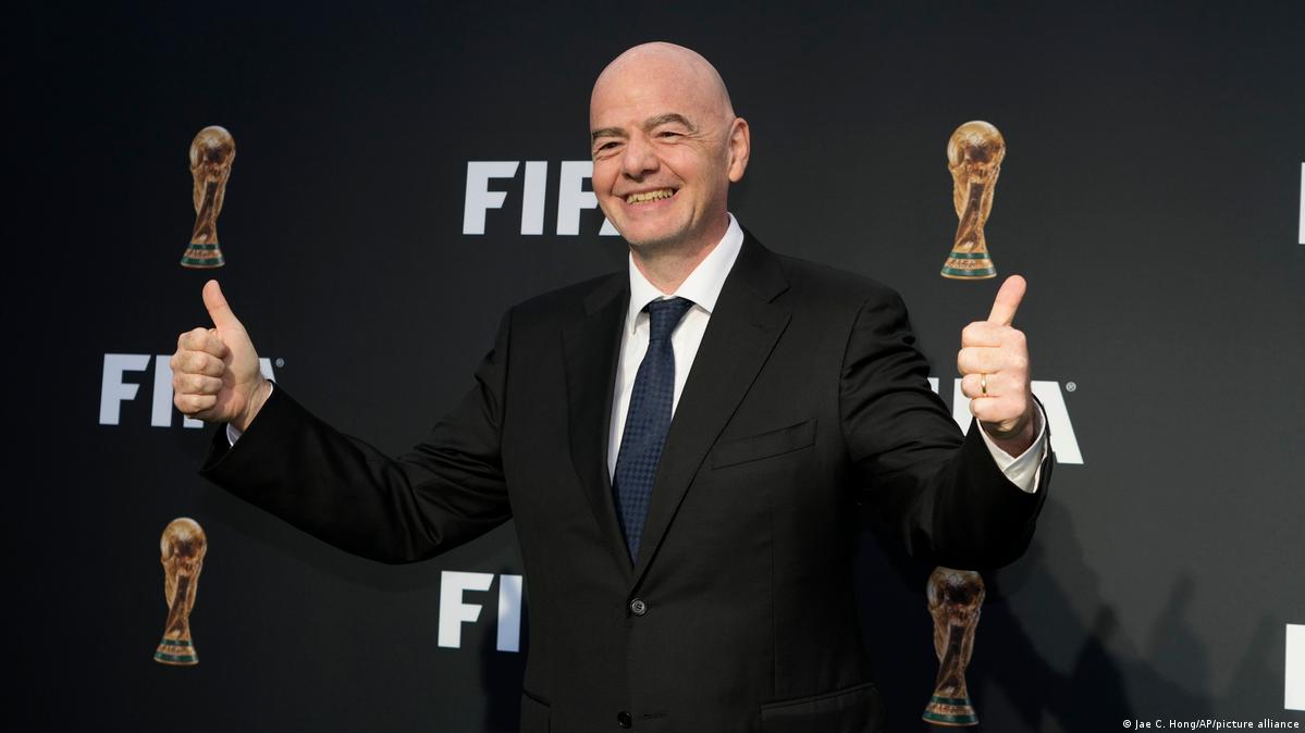 غضب نسائي واسع بعد منح رئيس "الفيفا" الجنسية اللبنانية