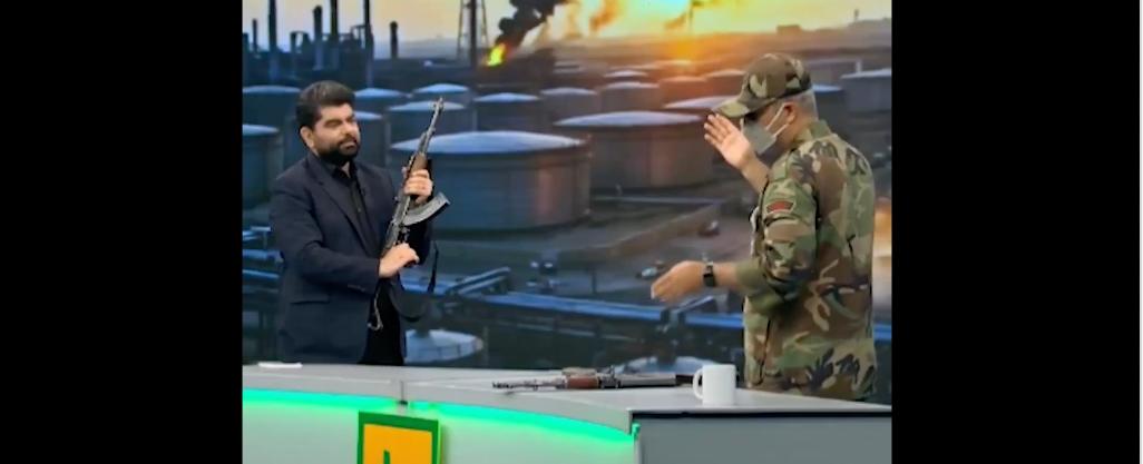 مذيعون يحملون البنادق على الهواء.. تعبئة شعبية في إيران استعدادًا للحرب