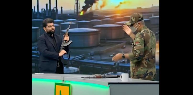 مذيعون يحملون البنادق على الهواء.. تعبئة شعبية في إيران استعدادًا للحرب