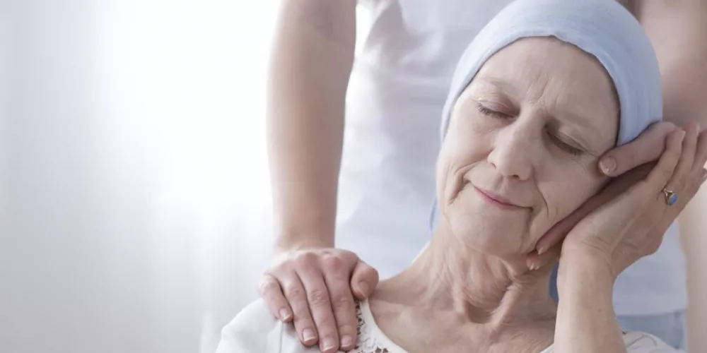 للأهل والأقارب.. كيف عليهم التعامل مع مريض السرطان؟