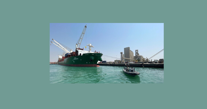 لماذا اختارت إسرائيل ميناء الحديدة هدفا رئيسا لهجومها الإنتقامي في اليمن؟