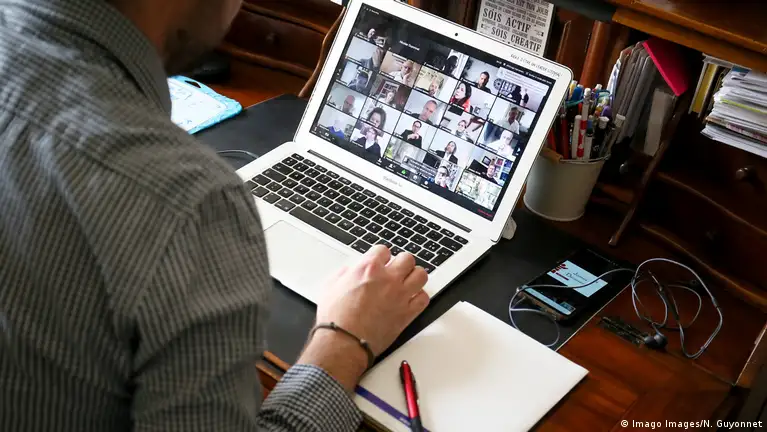 لماذا مؤتمرات الفيديو أكثر إرهاقاً للدماغ من اجتماعات العمل؟