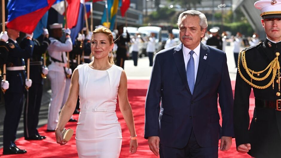 صفع يومي وكدمات.. رئيس الأرجنتين متهم بضرب شريكته 