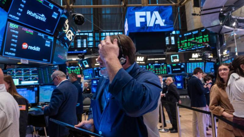 "إثنين أسود" في وول ستريت.. المستثمرون ينزفون وترامب متمسّك بالرسوم