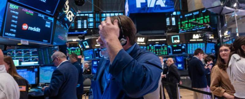 "إثنين أسود" في وول ستريت.. المستثمرون ينزفون وترامب متمسّك بالرسوم