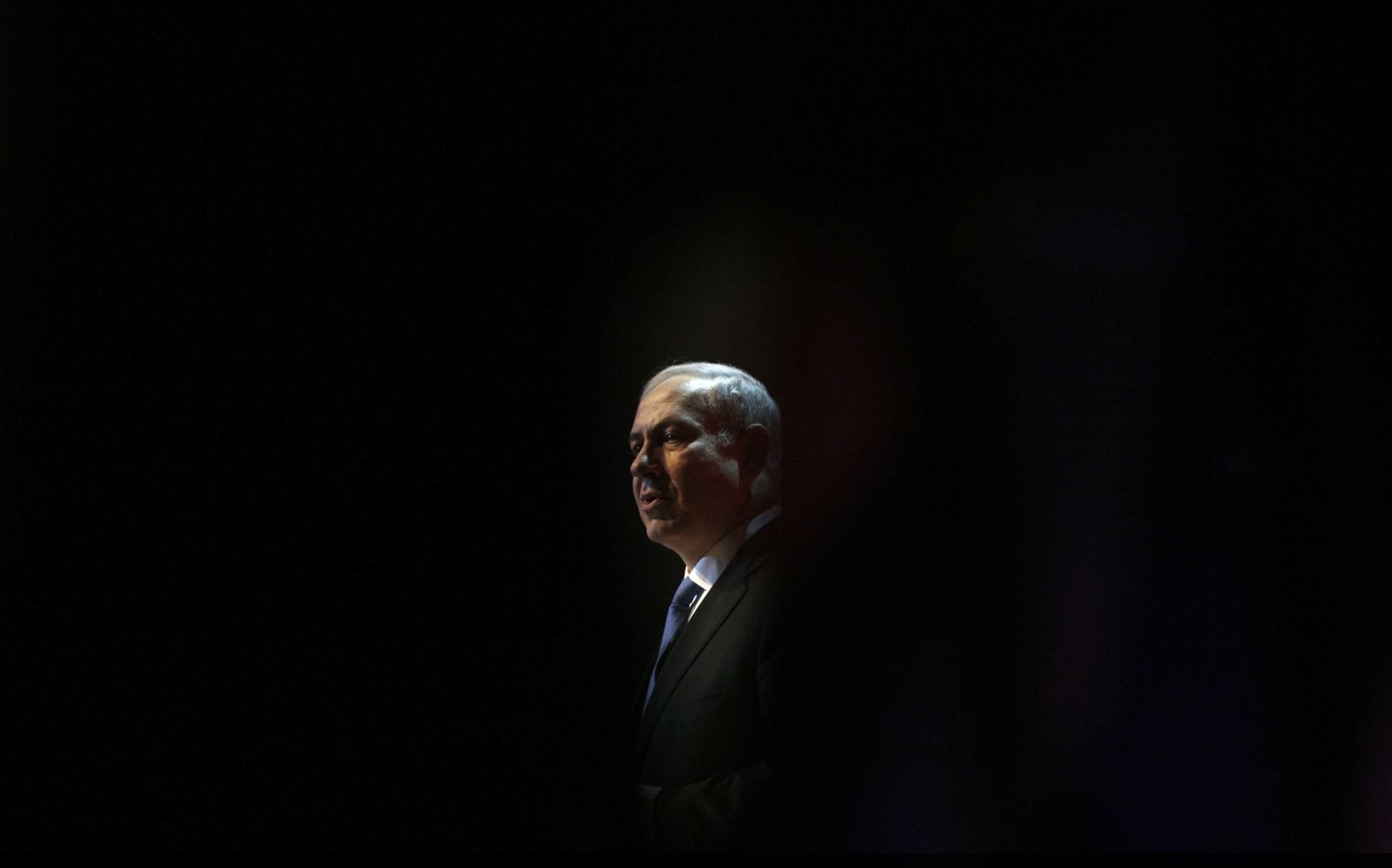 هو  يضربنا وابنه يضربه.. رئيس سابق لأمن نتنياهو يفجّر فضائحه العائلية المدوّية