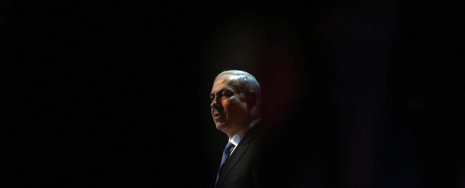 هو يضربنا وابنه يضربه.. رئيس سابق لأمن نتنياهو يفجّر فضائحه العائلية المدوّية