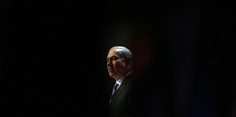 هو يضربنا وابنه يضربه.. رئيس سابق لأمن نتنياهو يفجّر فضائحه العائلية المدوّية