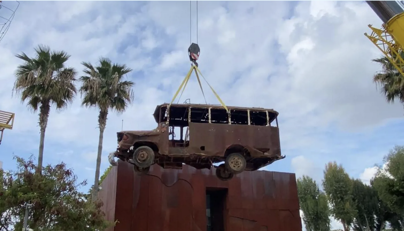 من رمز للحرب إلى رسالة توثيقية... بوسطة عين الرمانة في متحف نابو