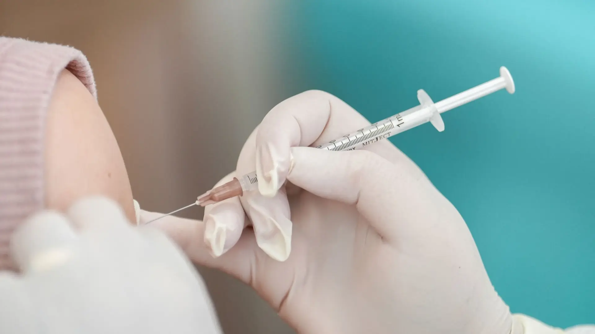وسط اتهامات بتسييس الملف الصحي.. واشنطن تسحب دراسات تؤكد سلامة لقاحات كوفيد-19