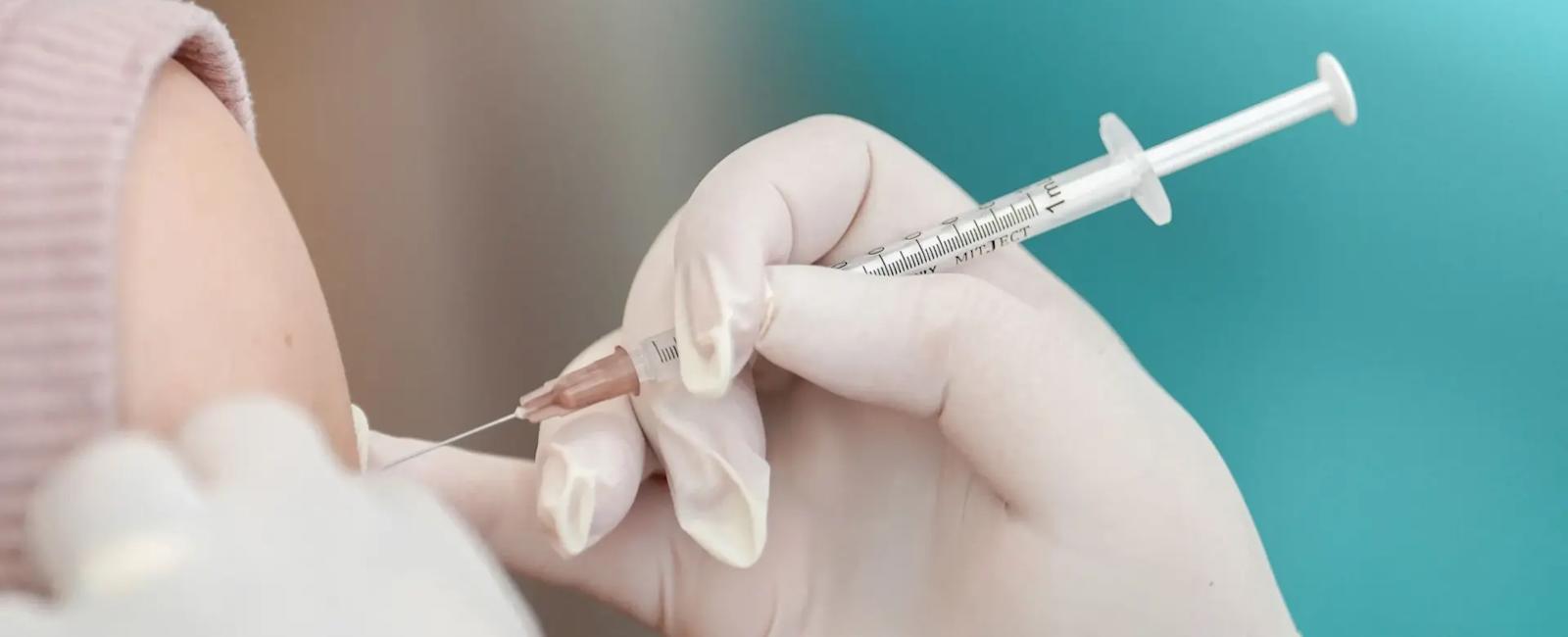وسط اتهامات بتسييس الملف الصحي.. واشنطن تسحب دراسات تؤكد سلامة لقاحات كوفيد-19