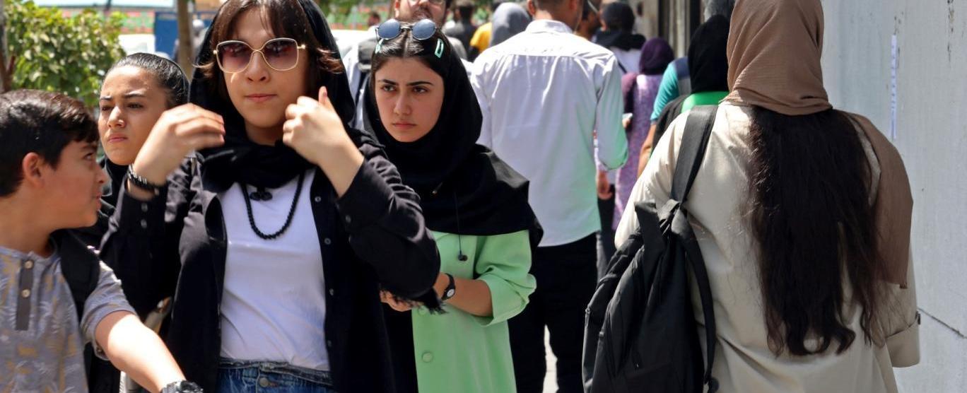 نوع جديد من الحرب ضد المرأة في إيران.. العيادات النفسية