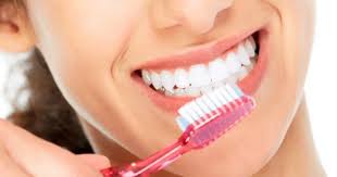 تنظيف الأسنان..هل يجب غسلها بالماء بعد استخدام المعجون؟