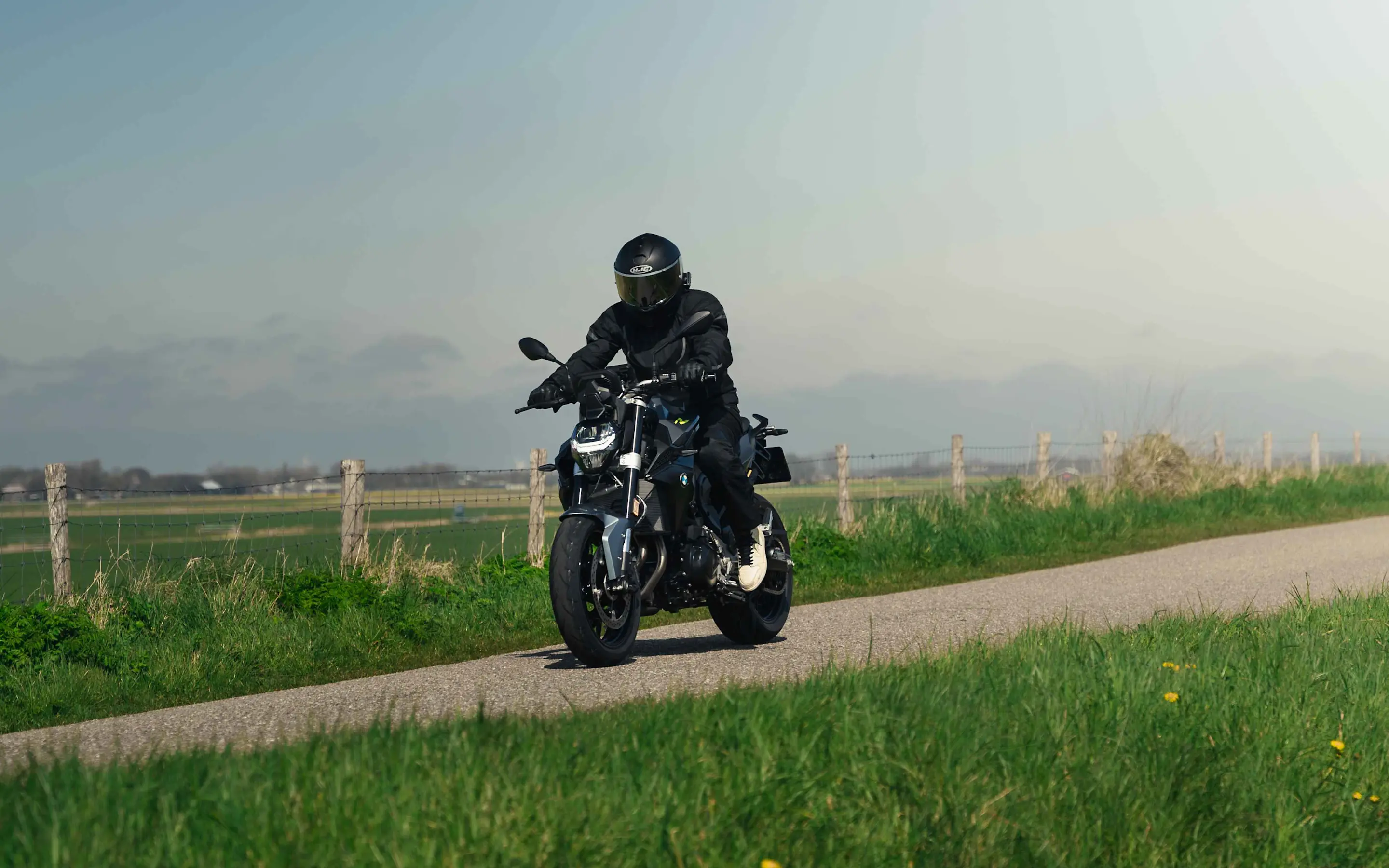 De voorzijde van de BMW F 900 R