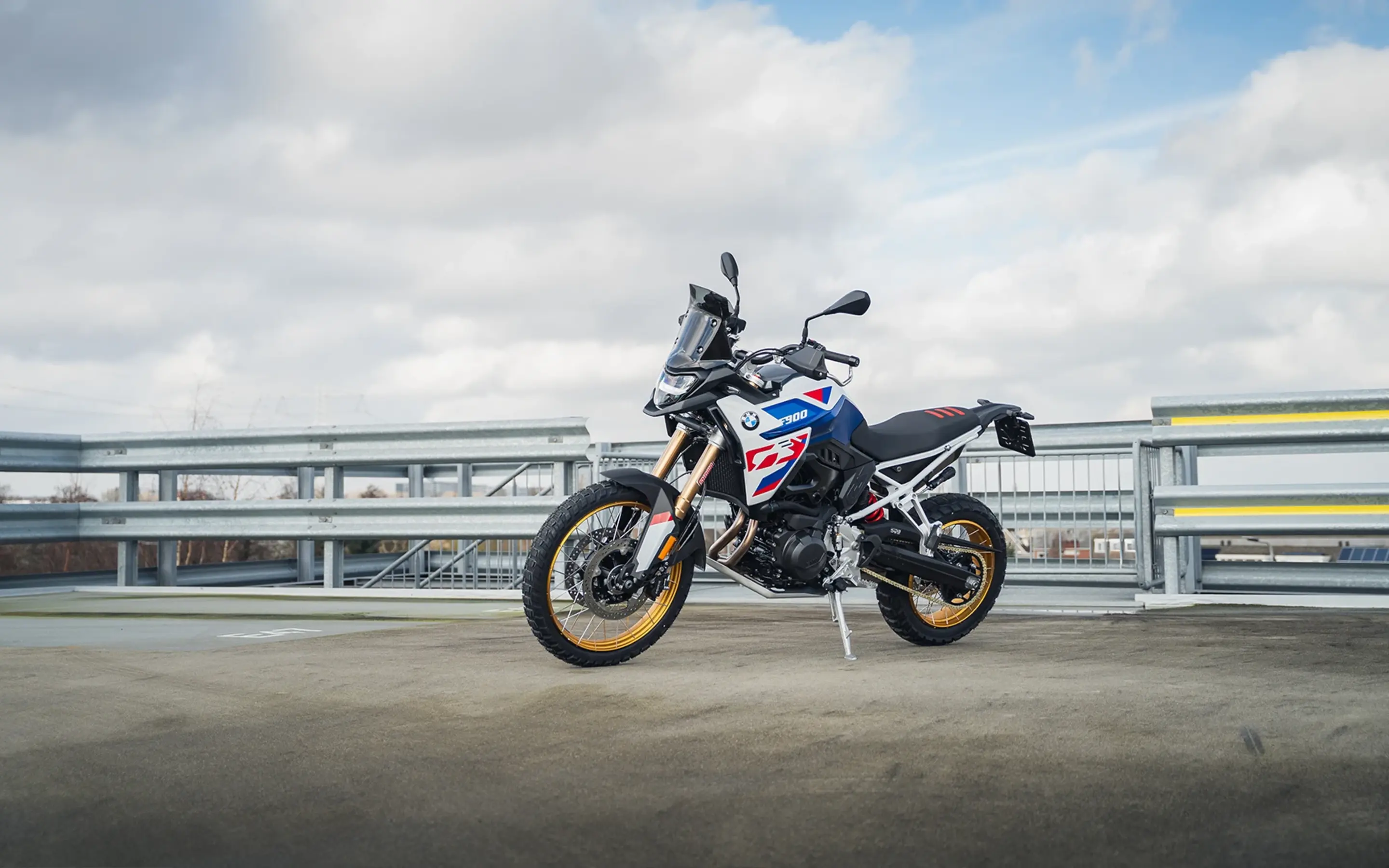 BMW F 900 GS - Zijkant