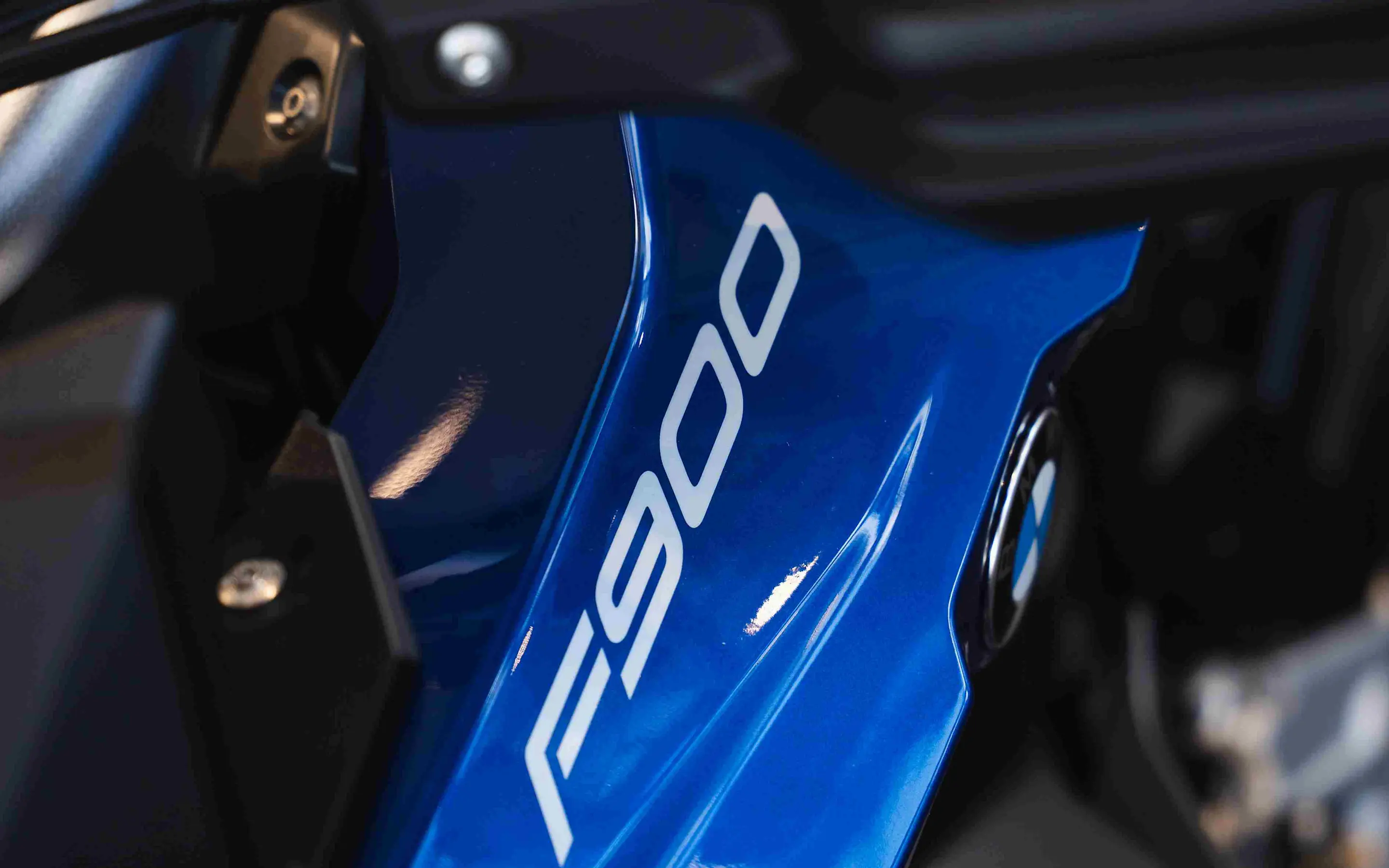BMW F 900 XR - DESIGN - ZIJKANT- AFBEELDING