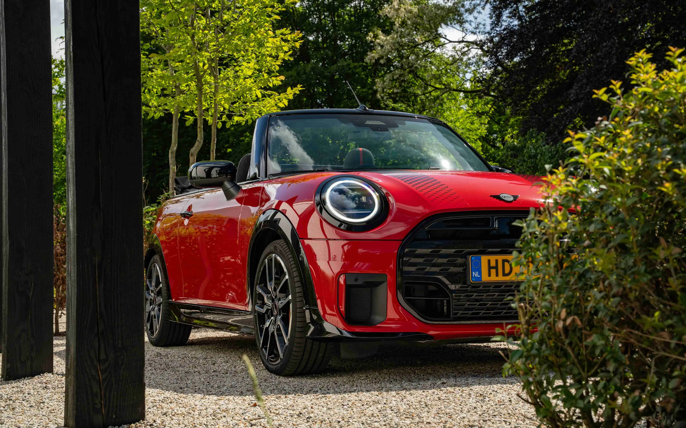 Het zijaanzicht van de MINI Cooper Cabrio