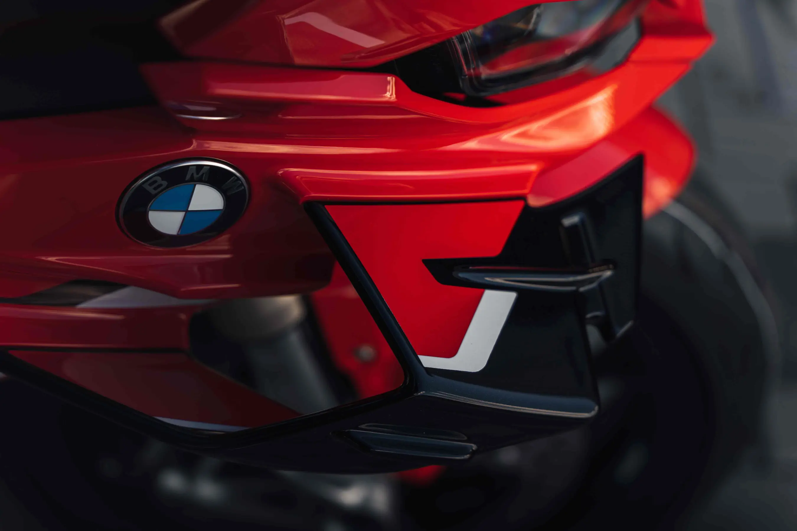 BMW S 1000 RR -  efficiënte front- en zijbekleding met winglet - Afbeelding