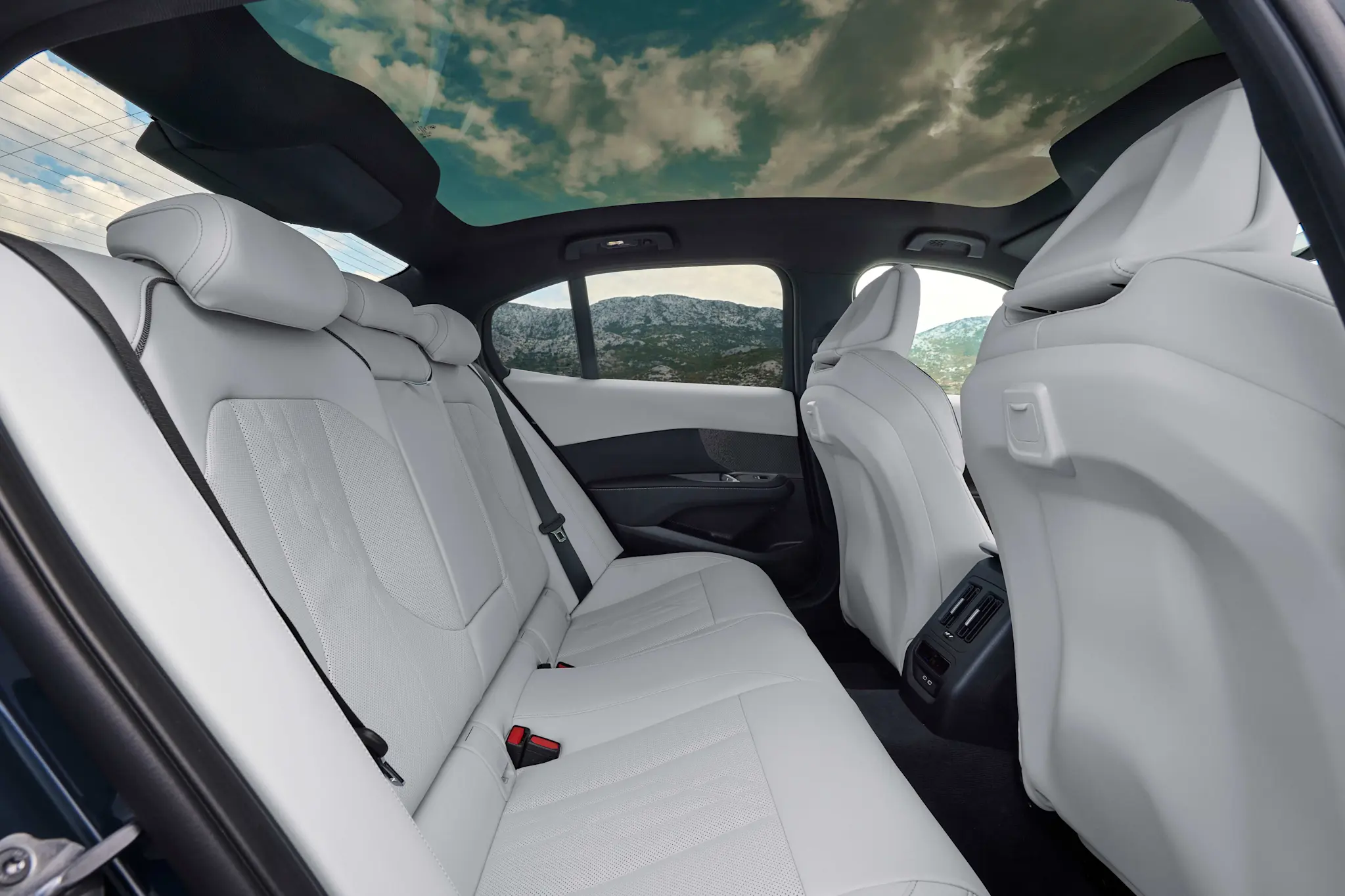 P90657783 highRes der-neue-bmw-320-int 11zon