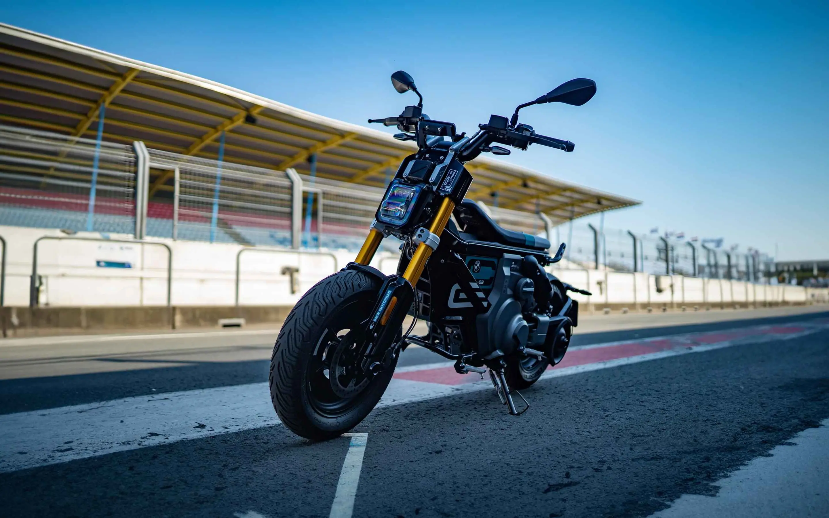 Voorzijde van de BMW CE 02