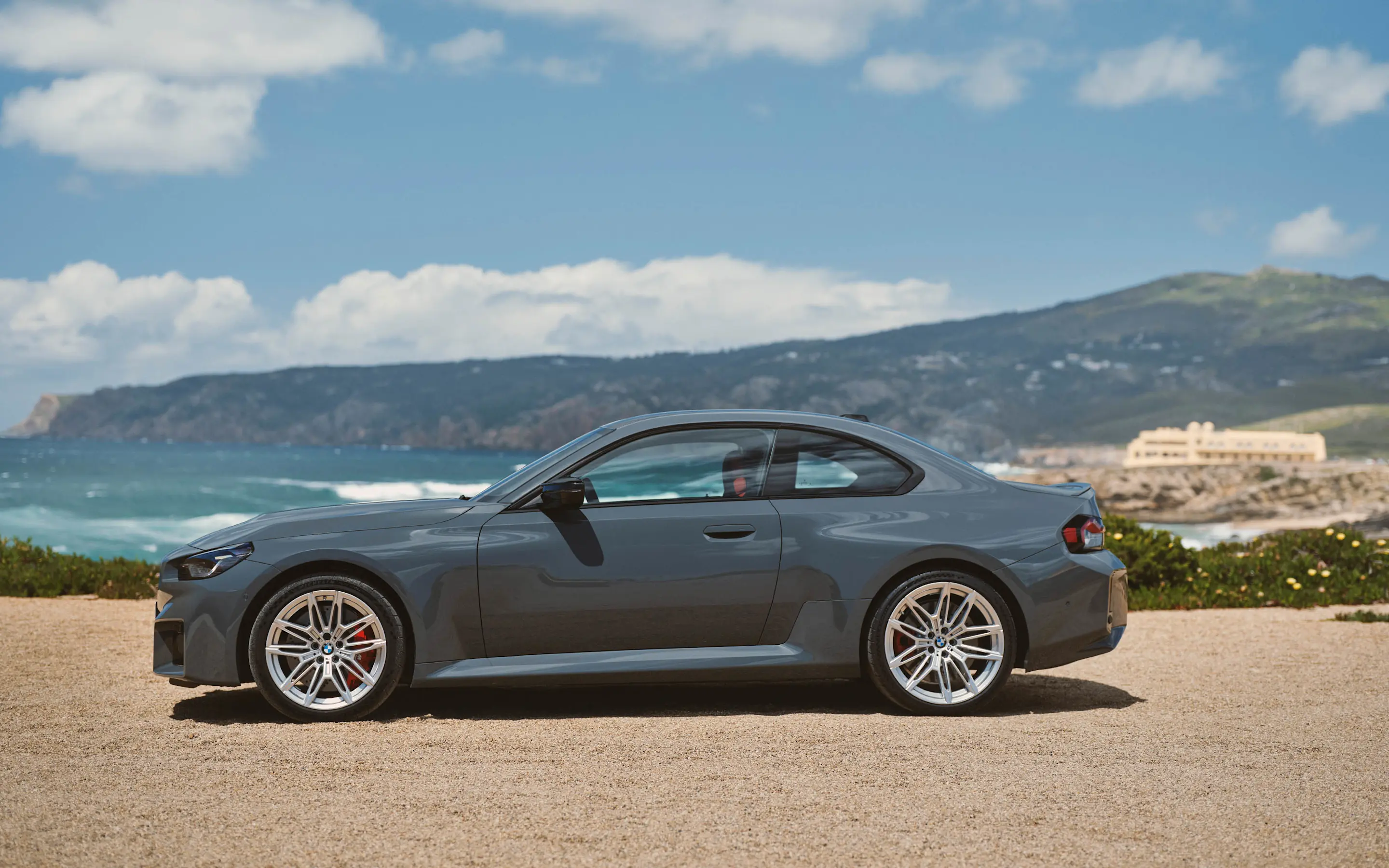 Het zijaanzicht van de BMW M2 Coupé