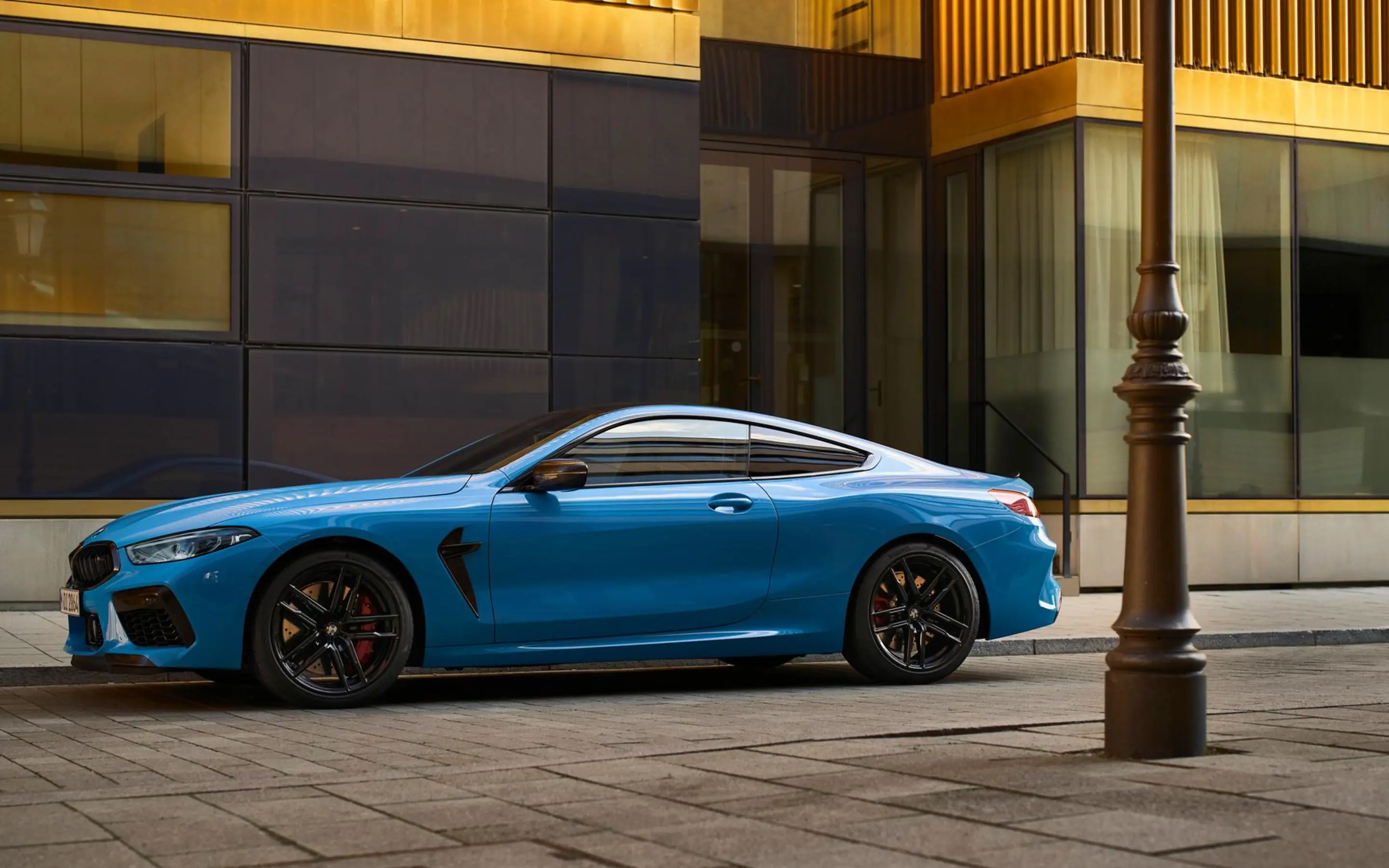 bmw_M8_Coupé_exterieur_dusseldorp_bmw