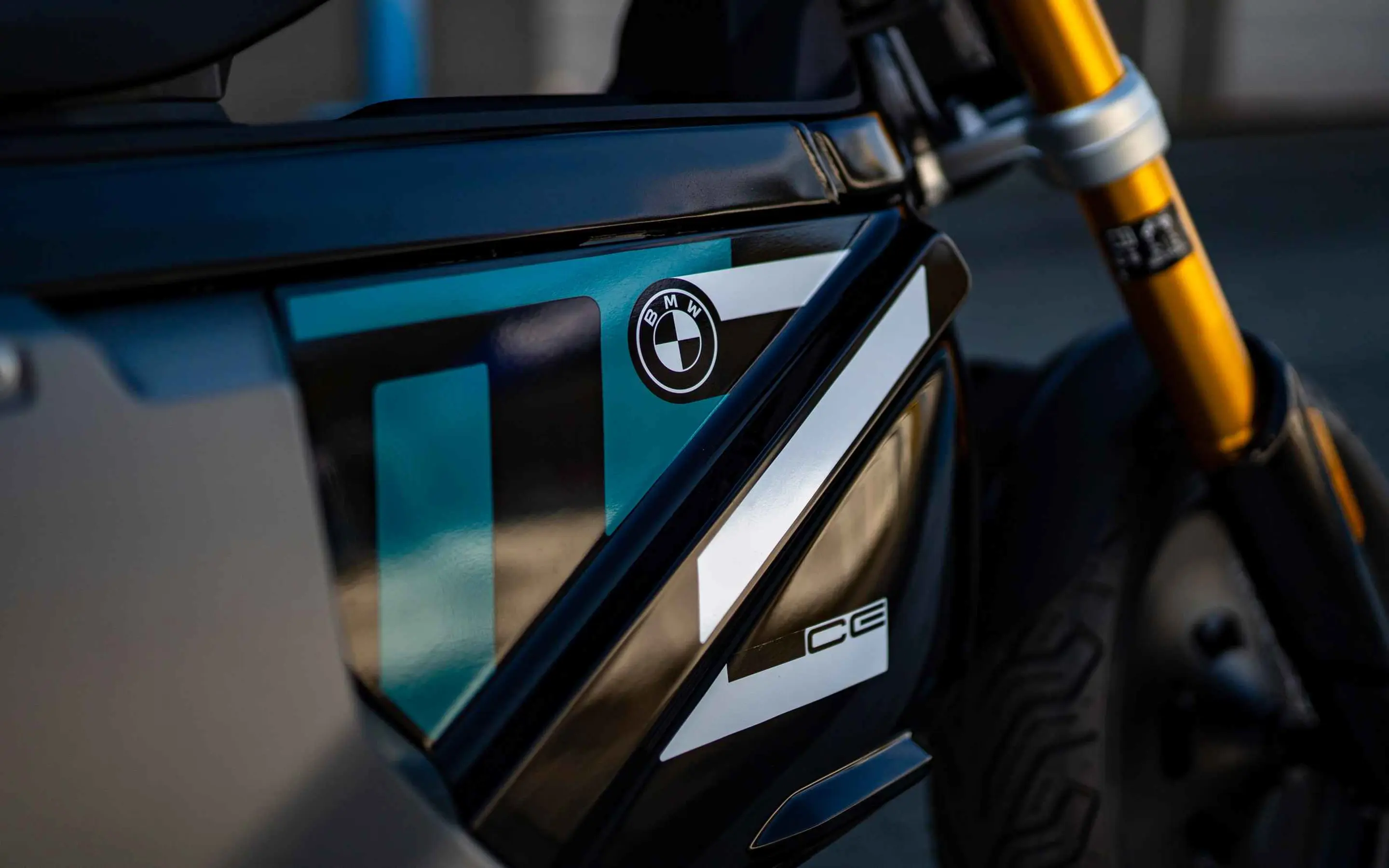 Dusseldorp Motorrad BMW CE 02 zijaanzicht