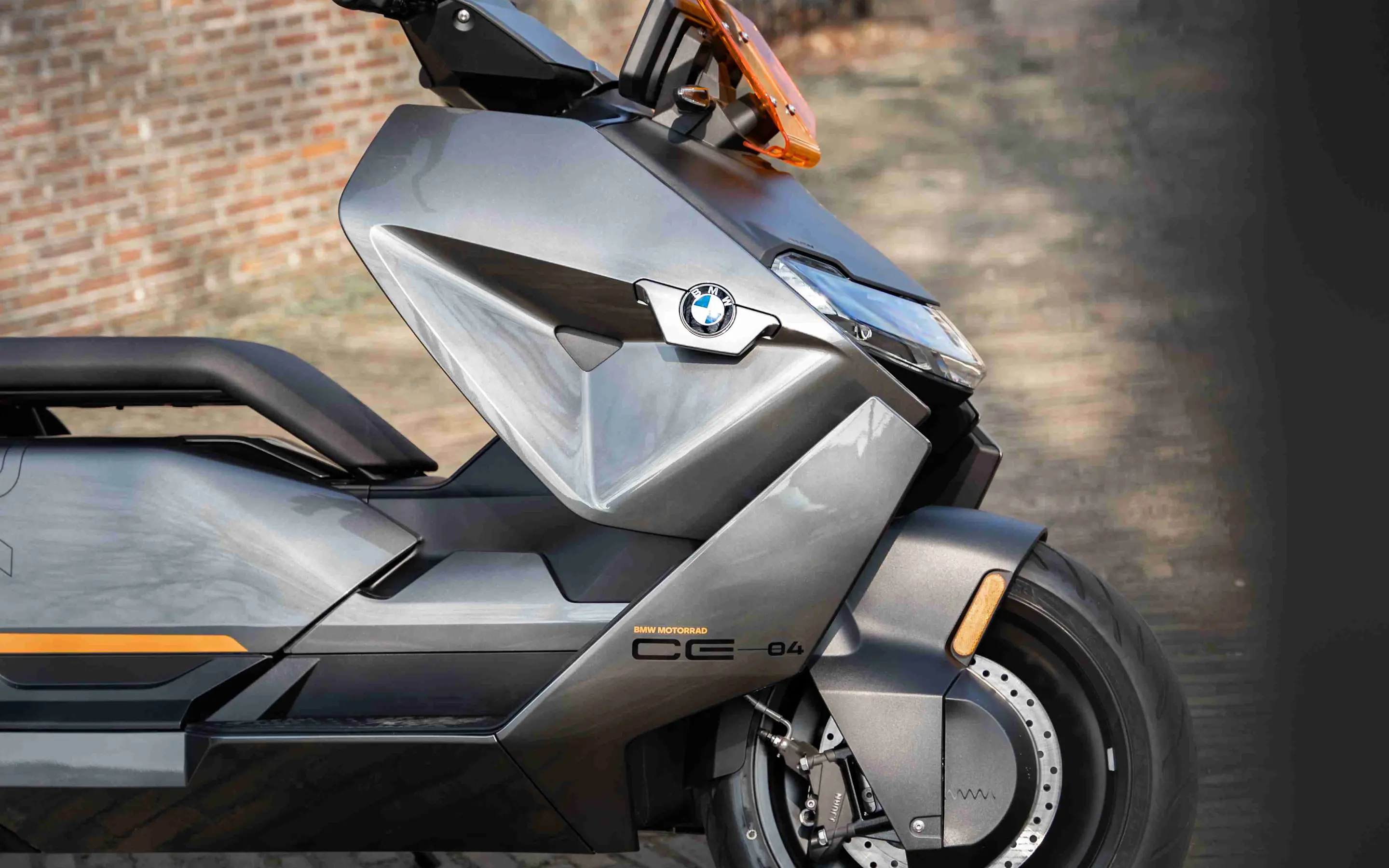 Het wiel van de BMW CE 04