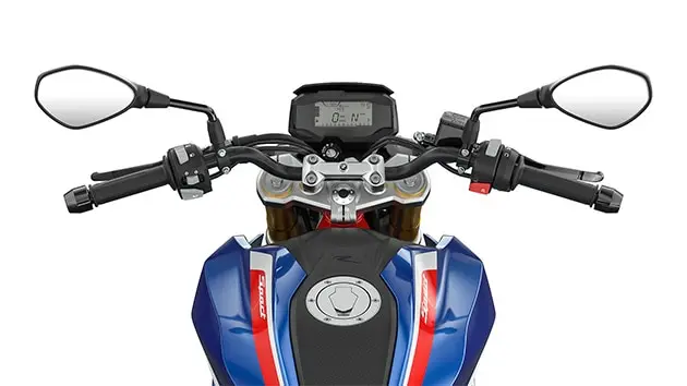 Het stuur van de BMW G 310 R