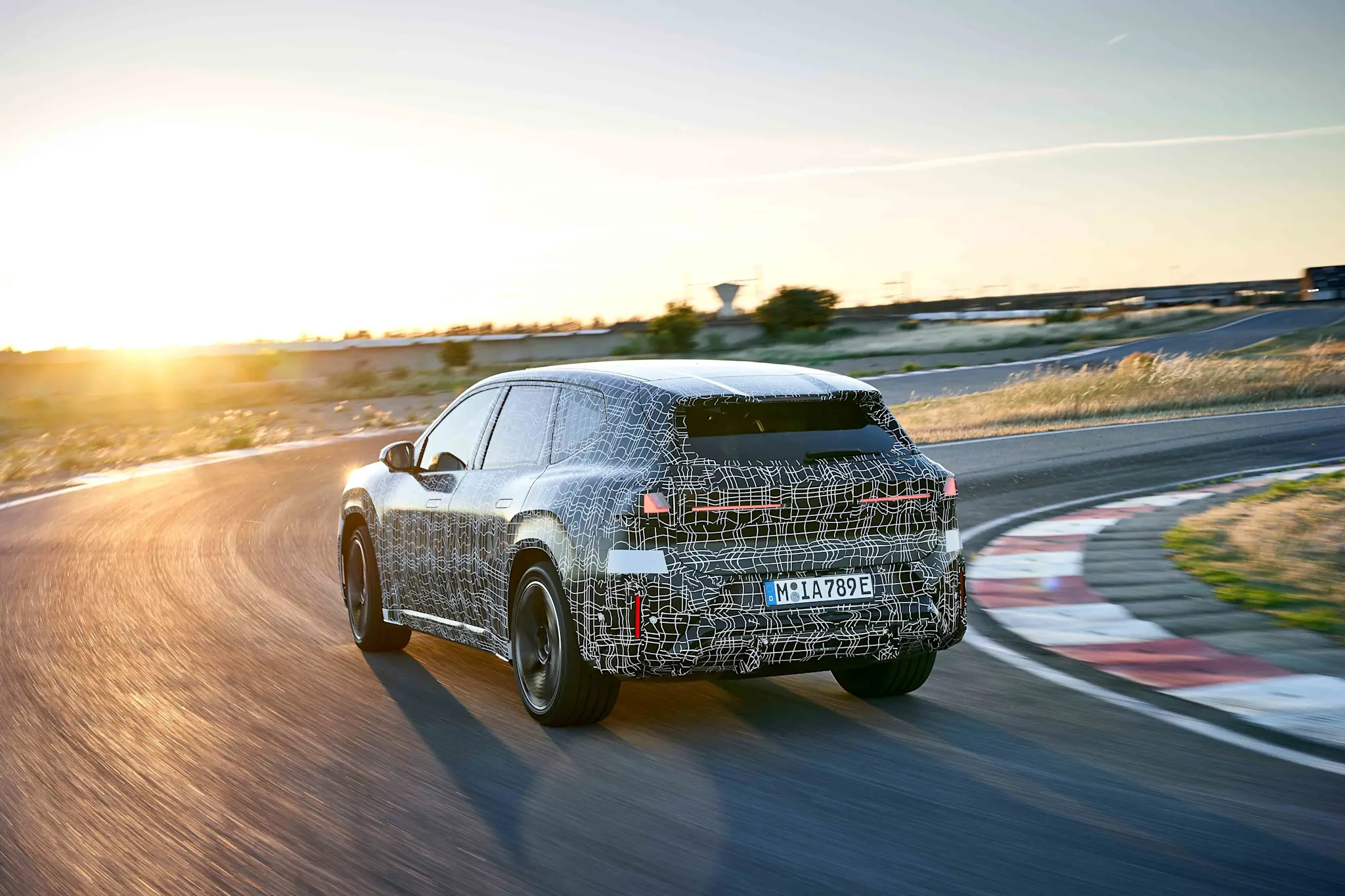 P90602973 highRes testing-the-new-bmw- 11zon