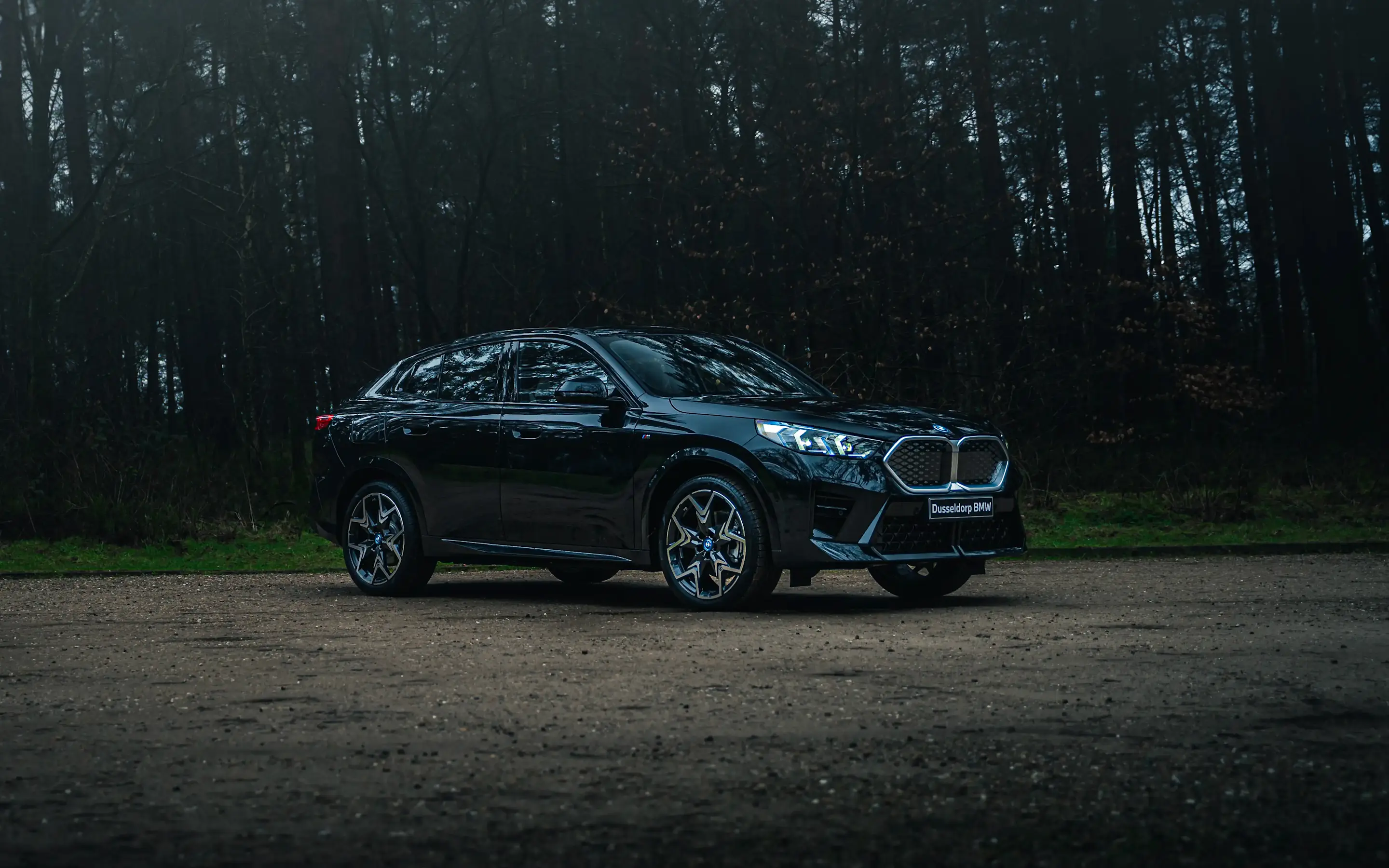 Het zijaanzicht van de nieuwe BMW iX2