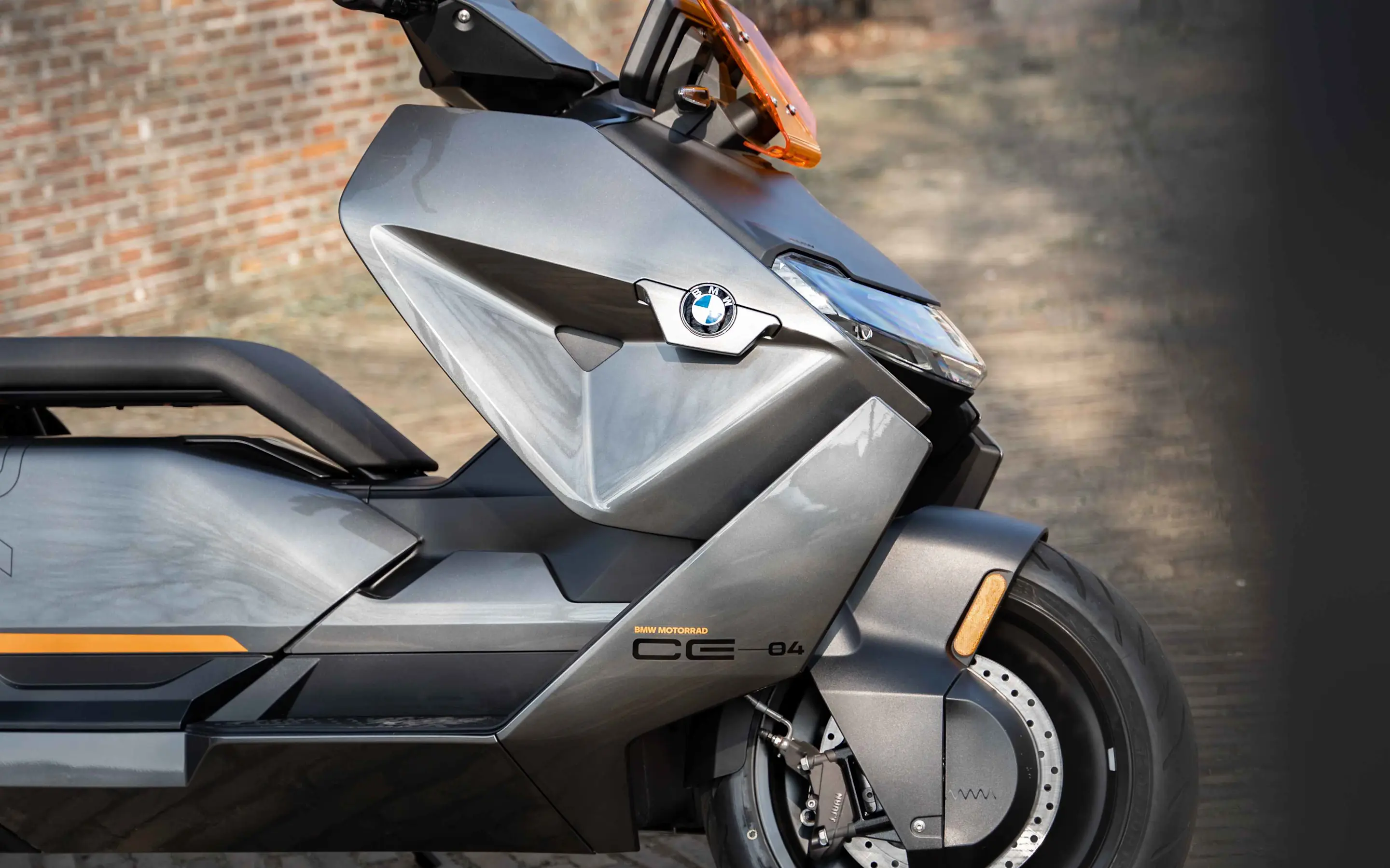 Zijaanzicht BMW CE 04