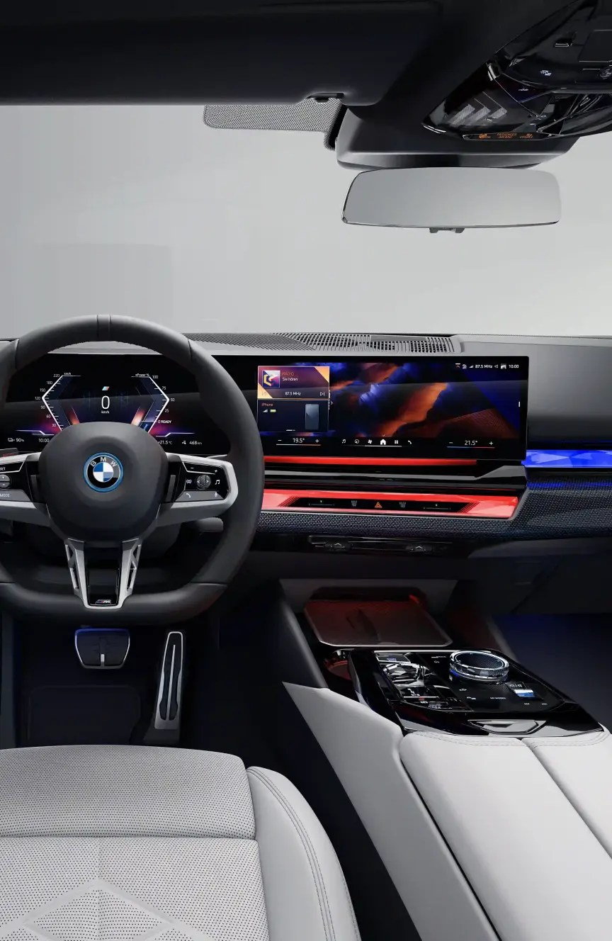 De cockpit van de BMW i5 Touring 