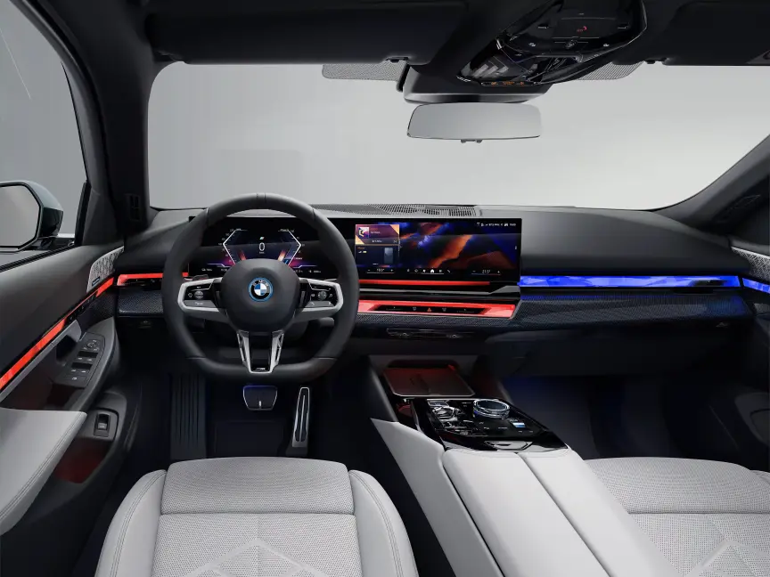 De cockpit van de BMW i5 Touring 