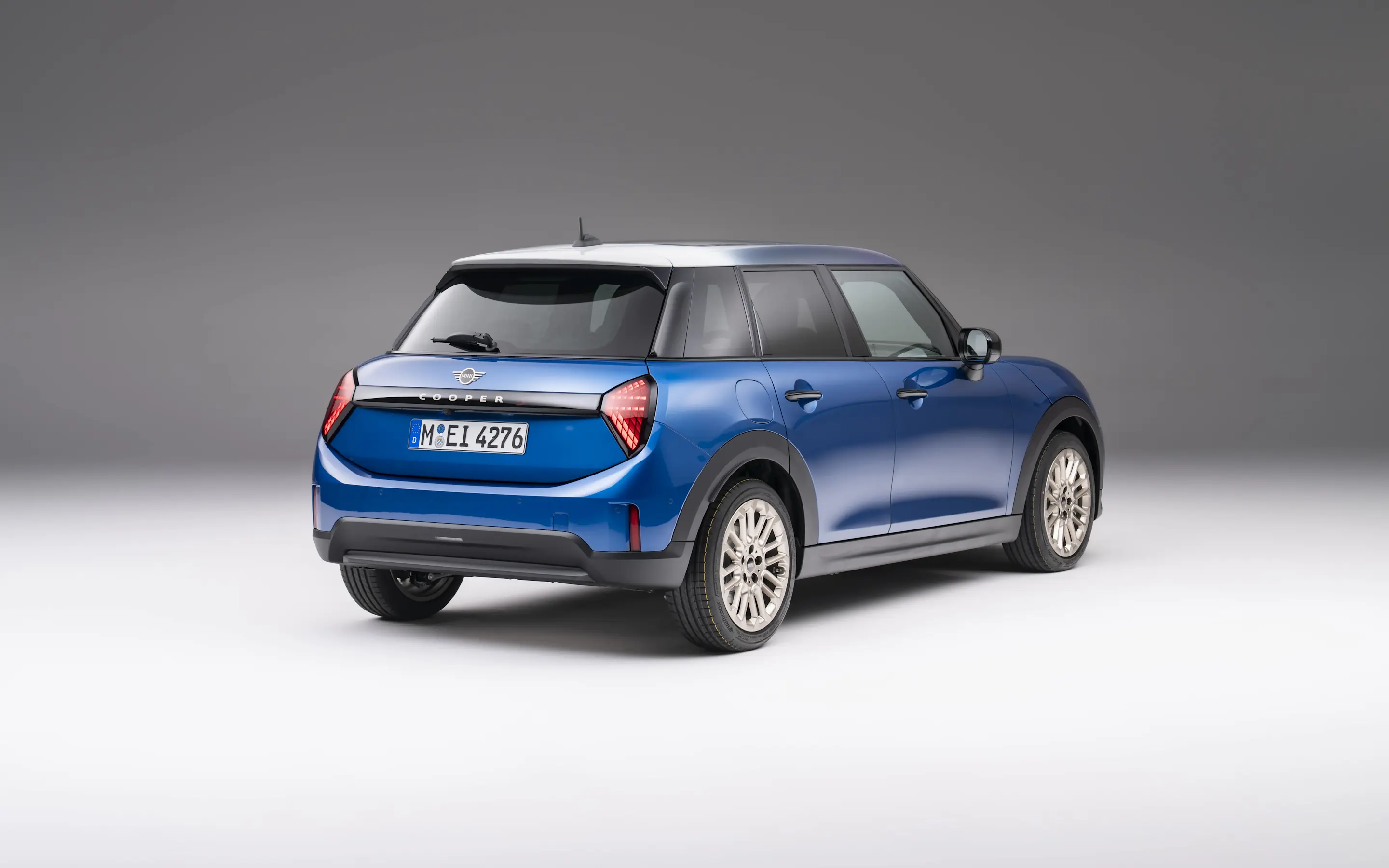 De MINI Cooper 5-Deurs achterkant