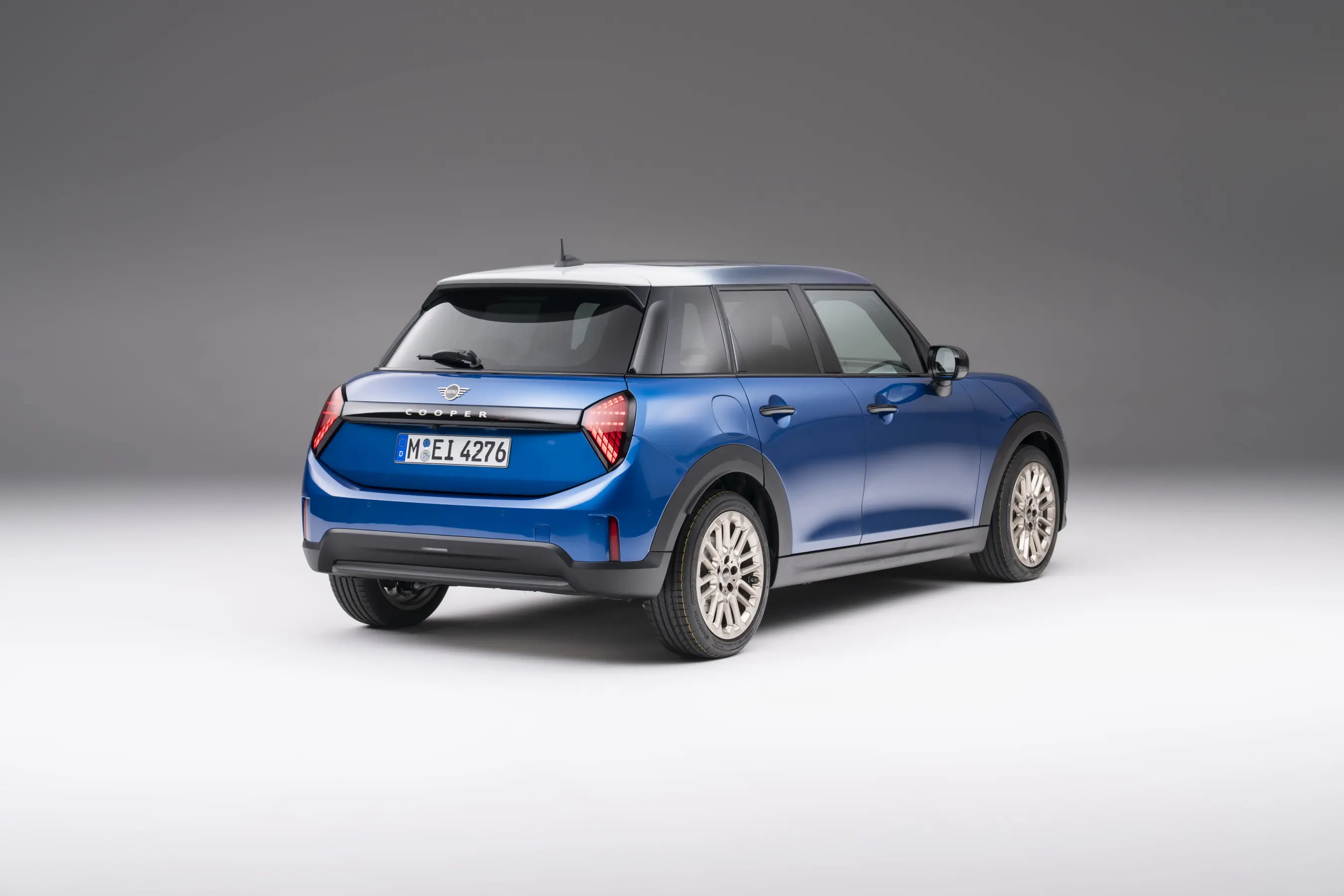 De MINI Cooper 5-Deurs achterkant